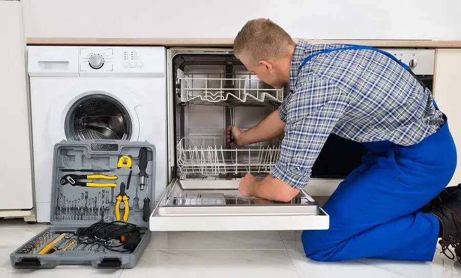 Konak Luxell servisi teknisyen ekibi beyaz eşya tamiri yaparken